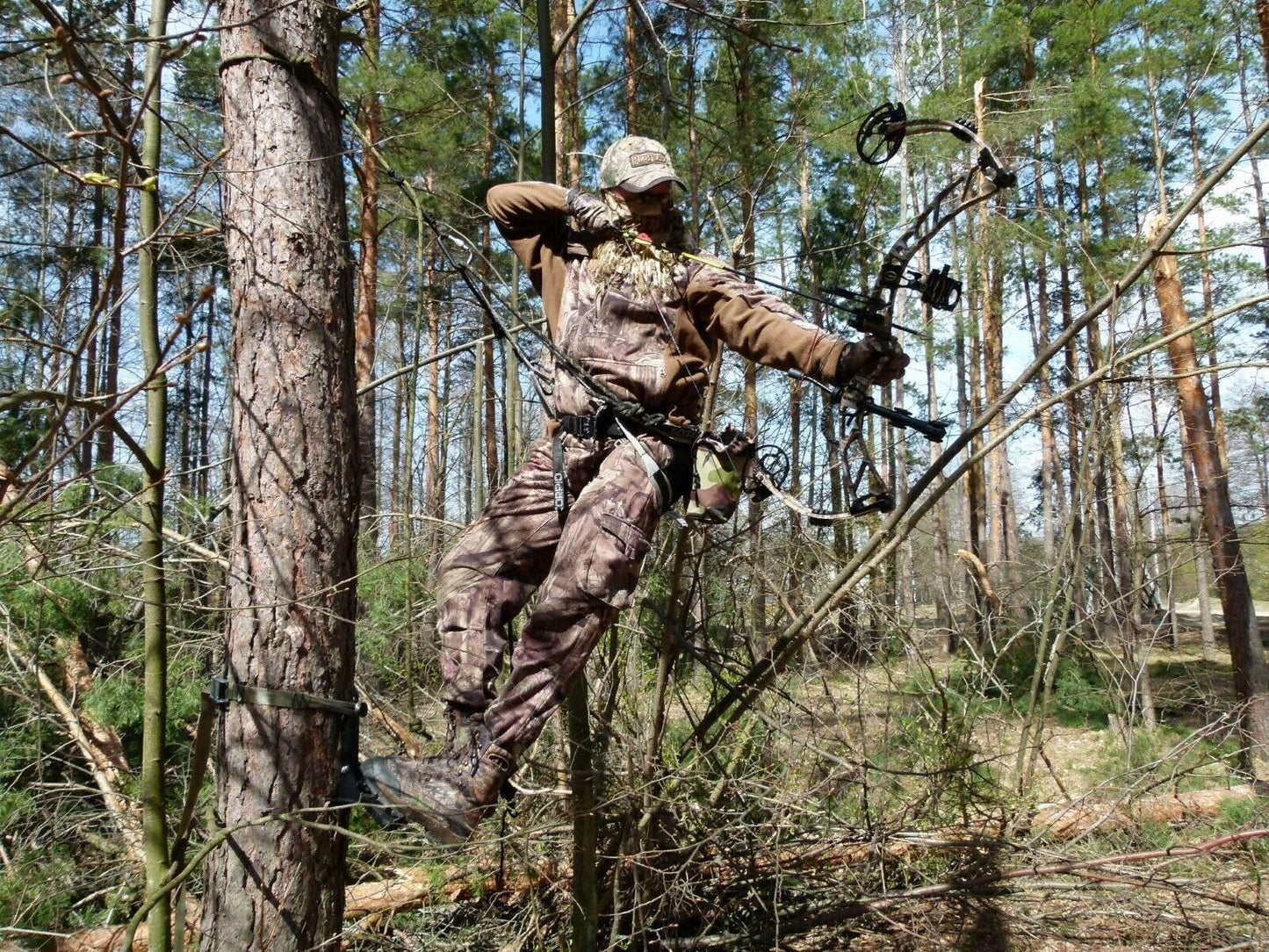 LUCKY CLOVER Tree Saddle, The Original Hunting Saddle, Lightweight Tree Saddle, Comfortable Tree Saddle Hunting System Accessories, Includes Adjustable Bridge, Essential Tree Stand Accessories